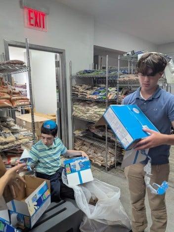 Freshman Chesed Mission to the Food Bank